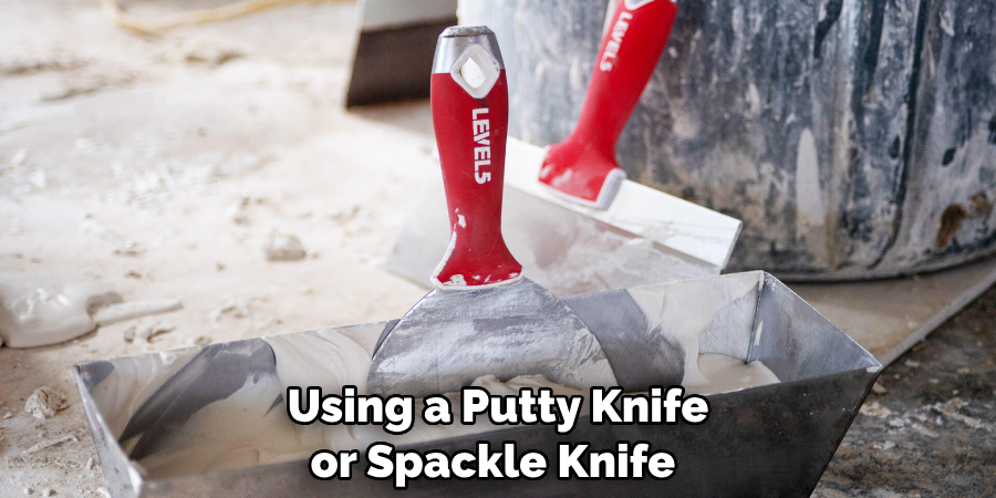  Using a Putty Knife or Spackle Knife 