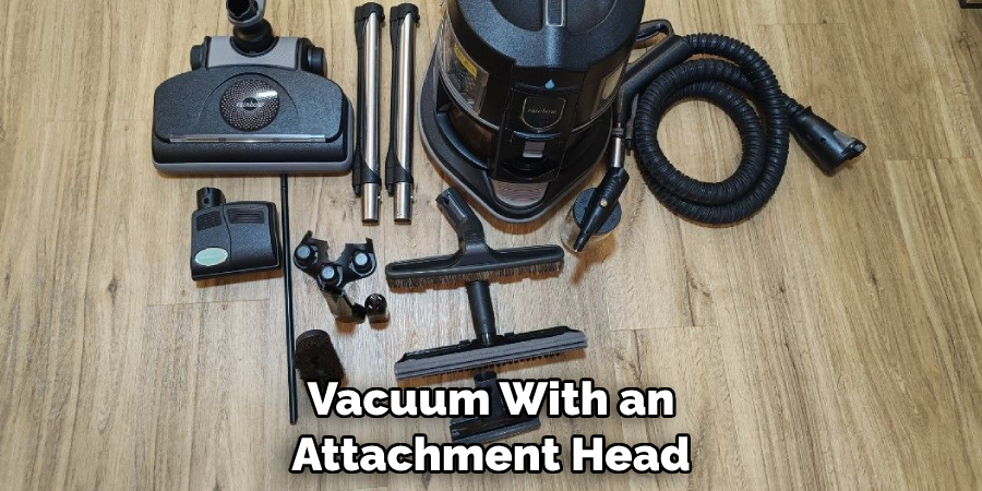 Vacuum With an Attachment Head