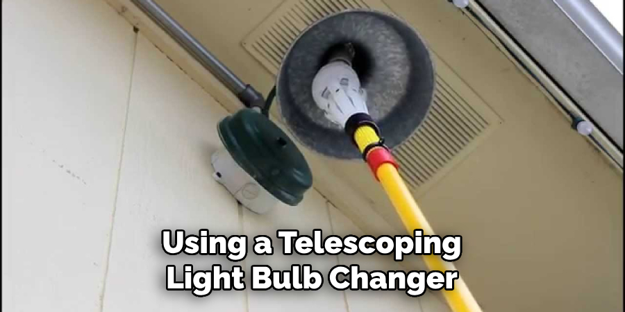 Using a Telescoping Light Bulb Changer