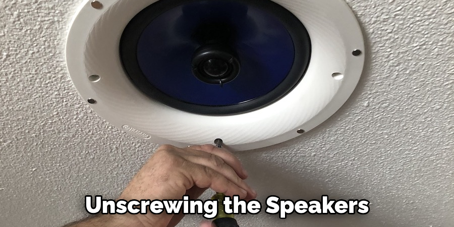  Unscrewing the Speakers